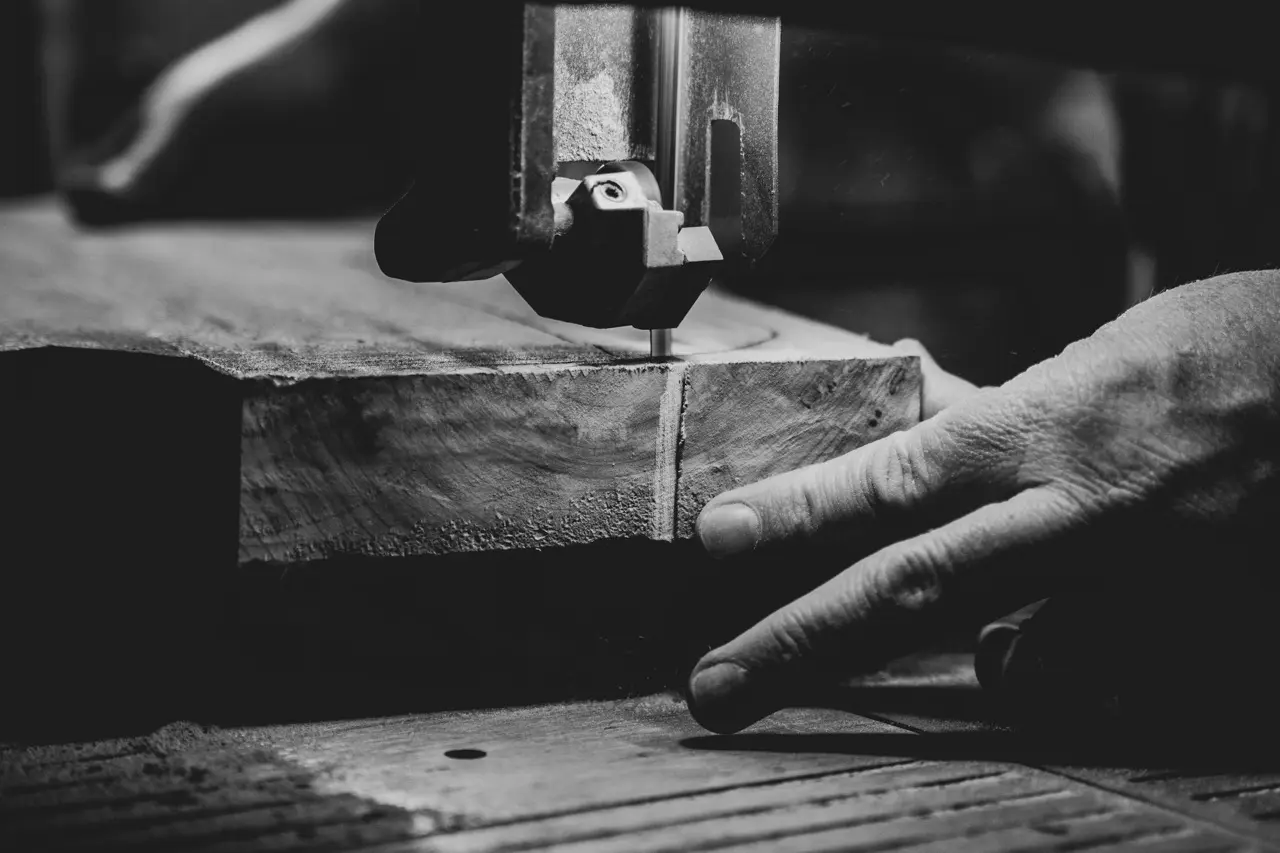 Dettagli di lavorazione artigianale nel laboratorio